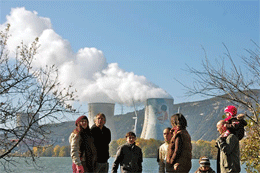 原子力発電所前